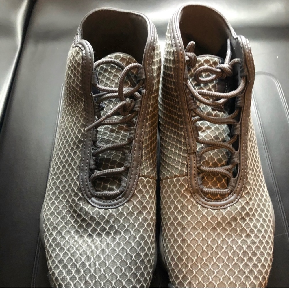 Gray Jordan Horizon size 10.5